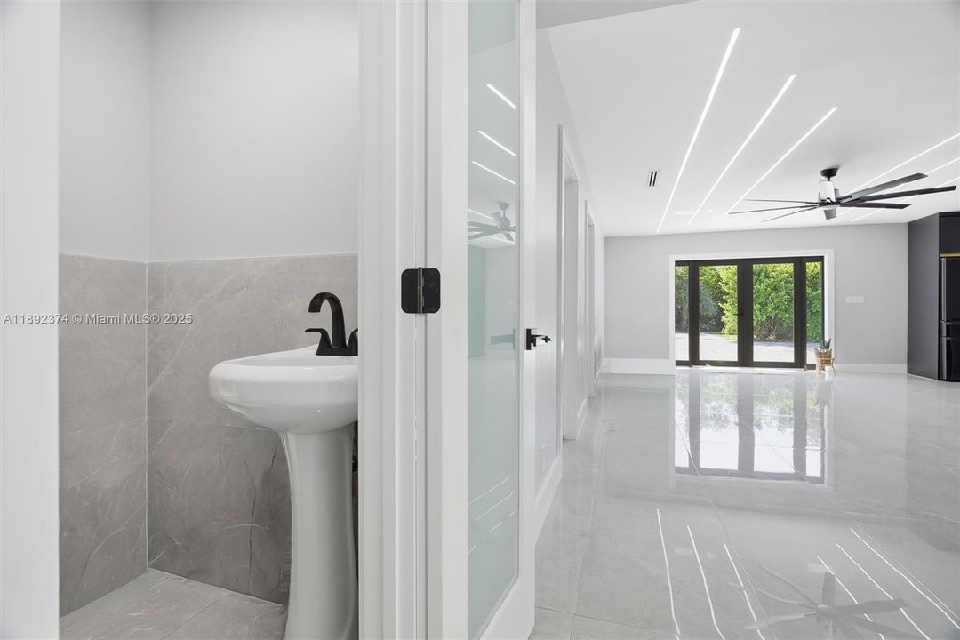 最近售出: $3,449,000 (6 贝兹, 5 浴室, 3024 平方英尺)