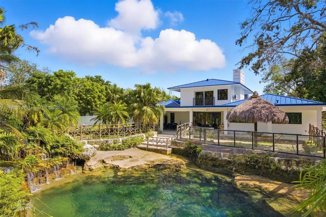 最近售出: $3,449,000 (6 贝兹, 5 浴室, 3024 平方英尺)