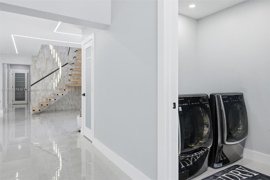 最近售出: $3,449,000 (6 贝兹, 5 浴室, 3024 平方英尺)