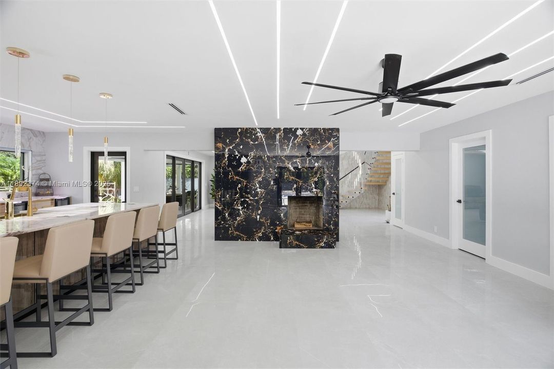 最近售出: $3,449,000 (6 贝兹, 5 浴室, 3024 平方英尺)