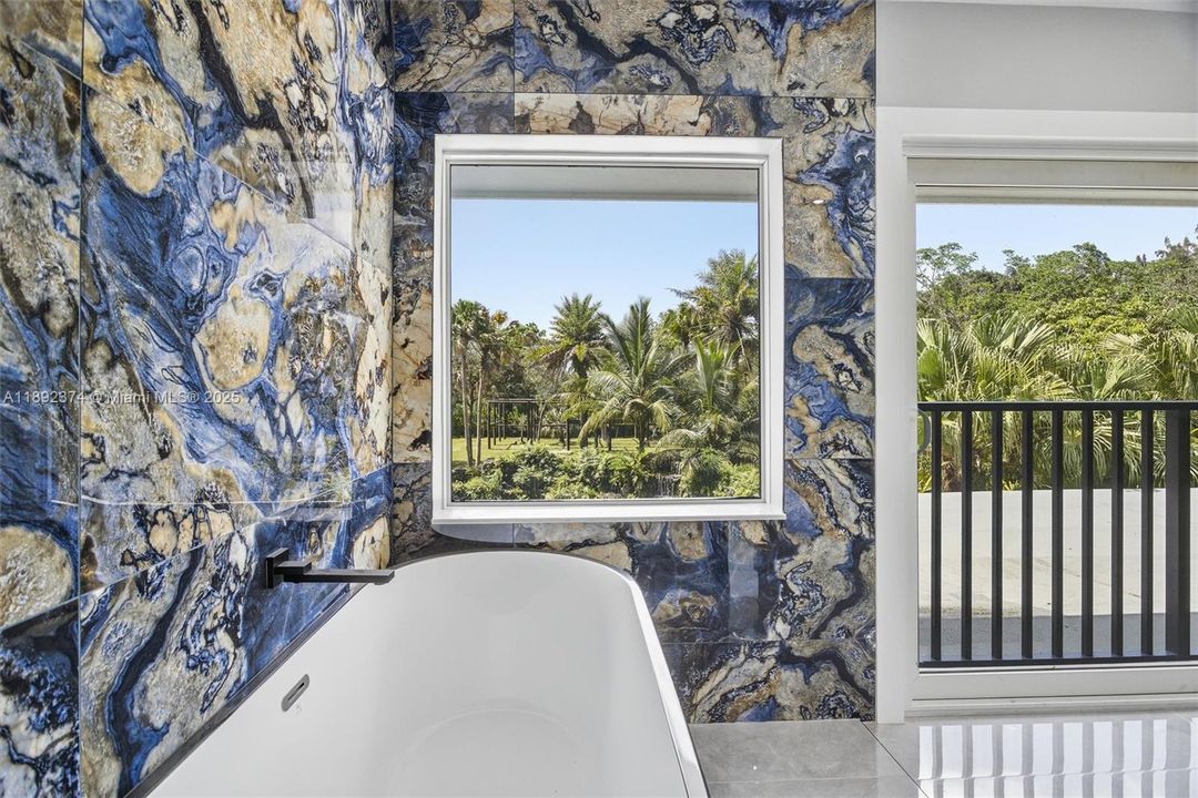 最近售出: $3,449,000 (6 贝兹, 5 浴室, 3024 平方英尺)