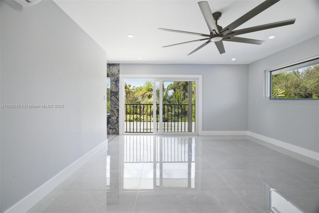 最近售出: $3,449,000 (6 贝兹, 5 浴室, 3024 平方英尺)