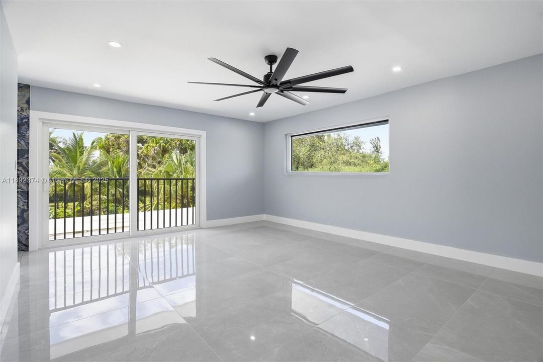 最近售出: $3,449,000 (6 贝兹, 5 浴室, 3024 平方英尺)