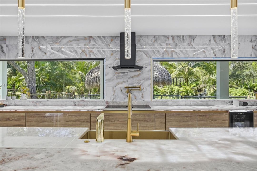 最近售出: $3,449,000 (6 贝兹, 5 浴室, 3024 平方英尺)