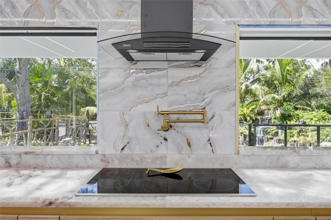 最近售出: $3,449,000 (6 贝兹, 5 浴室, 3024 平方英尺)