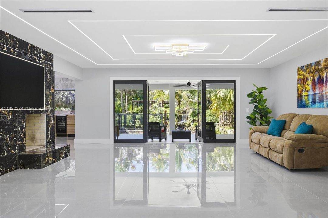 最近售出: $3,449,000 (6 贝兹, 5 浴室, 3024 平方英尺)