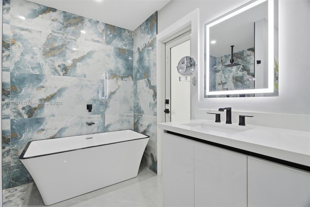 最近售出: $3,449,000 (6 贝兹, 5 浴室, 3024 平方英尺)