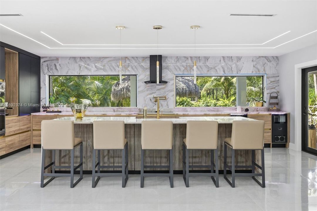 最近售出: $3,449,000 (6 贝兹, 5 浴室, 3024 平方英尺)