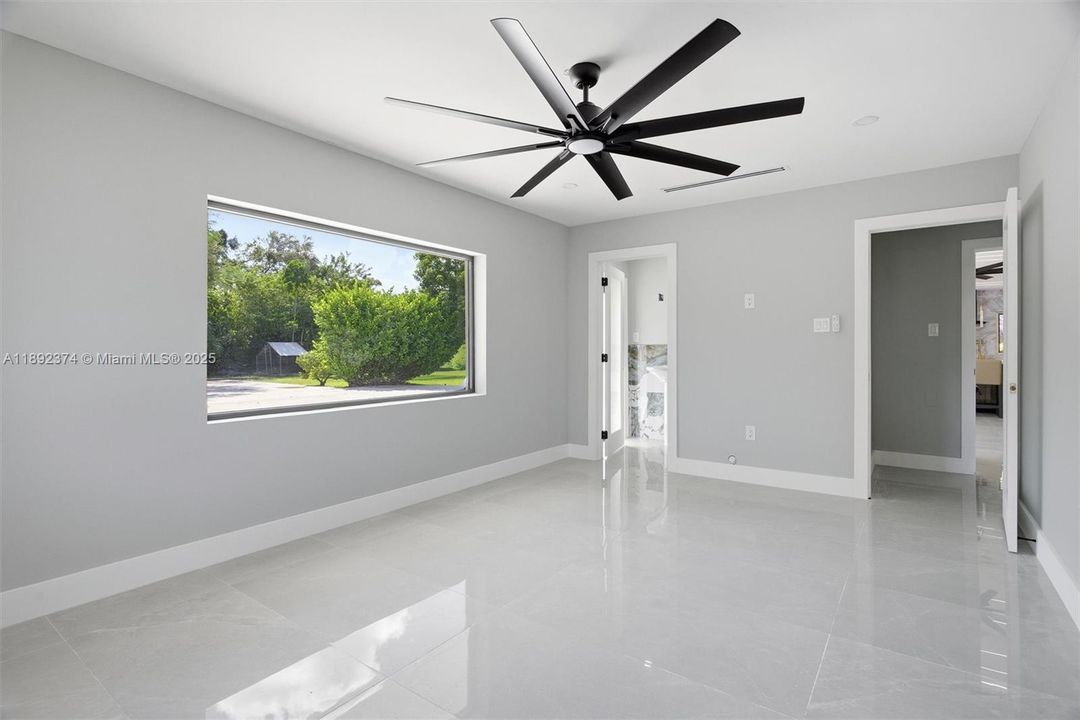 最近售出: $3,449,000 (6 贝兹, 5 浴室, 3024 平方英尺)