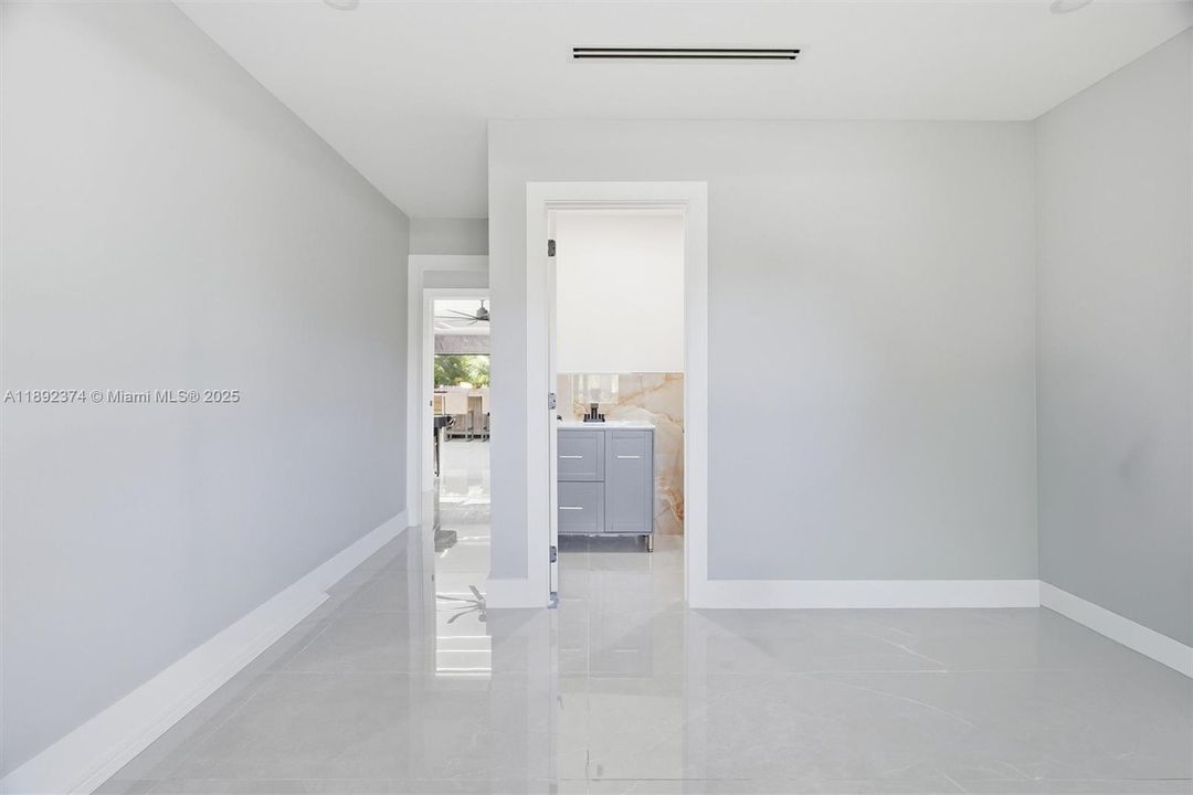 最近售出: $3,449,000 (6 贝兹, 5 浴室, 3024 平方英尺)