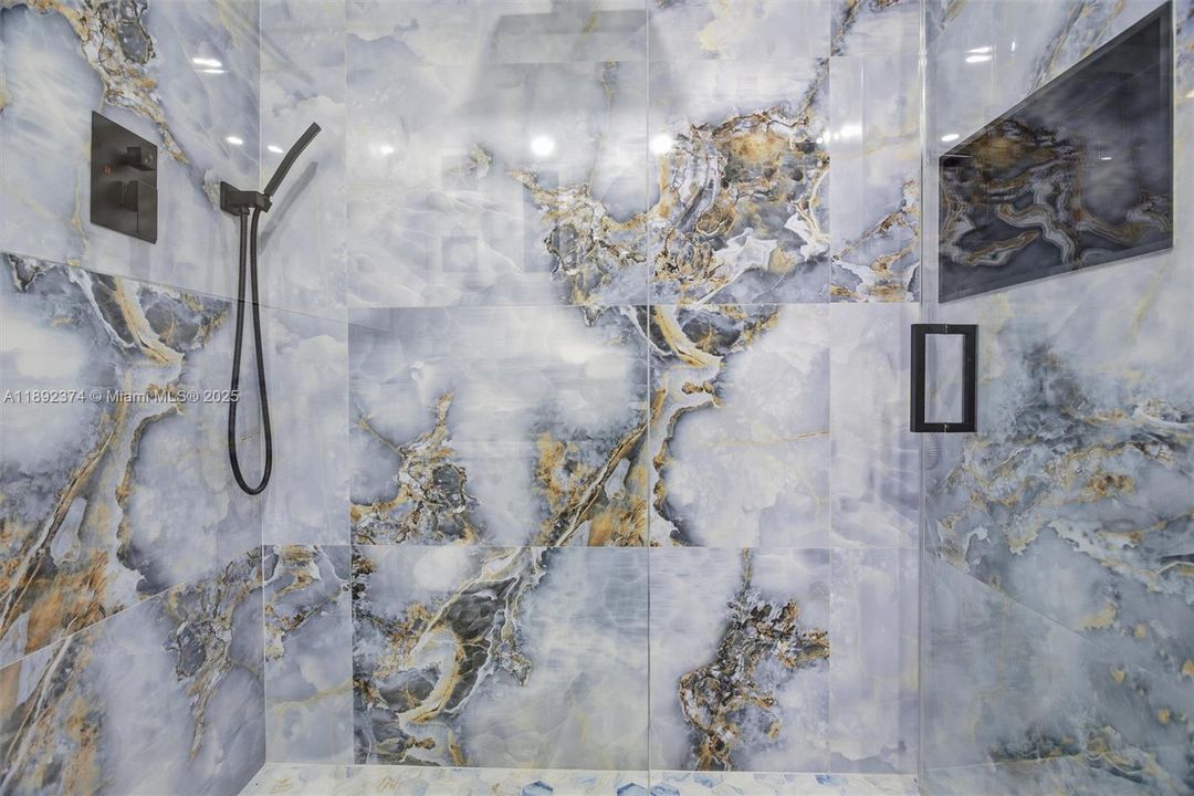 最近售出: $3,449,000 (6 贝兹, 5 浴室, 3024 平方英尺)