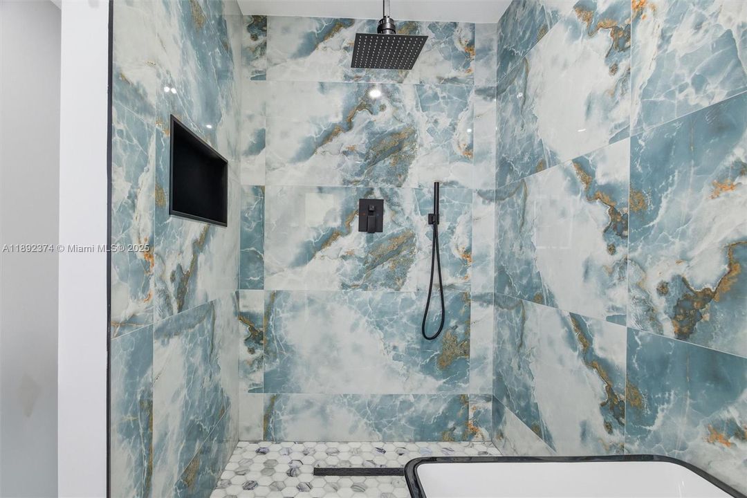 最近售出: $3,449,000 (6 贝兹, 5 浴室, 3024 平方英尺)