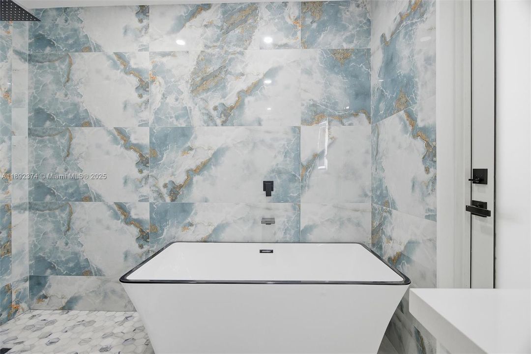 最近售出: $3,449,000 (6 贝兹, 5 浴室, 3024 平方英尺)