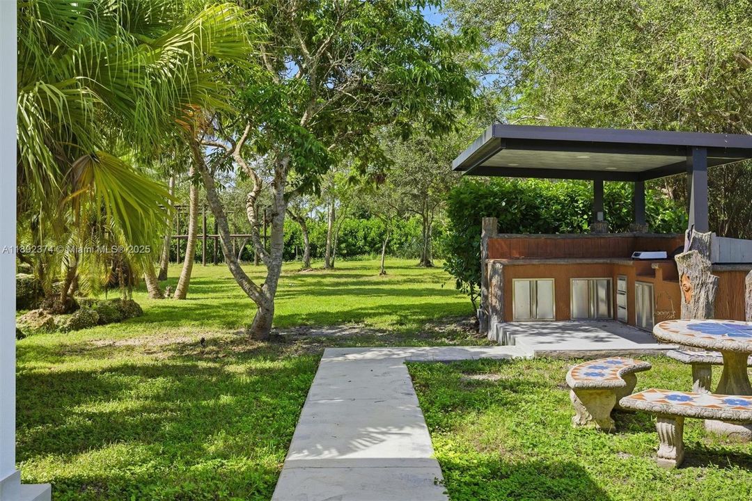 最近售出: $3,449,000 (6 贝兹, 5 浴室, 3024 平方英尺)