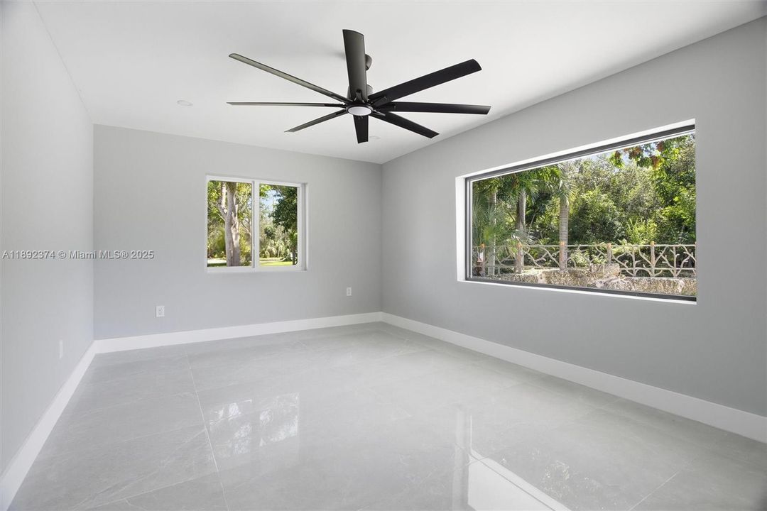 最近售出: $3,449,000 (6 贝兹, 5 浴室, 3024 平方英尺)