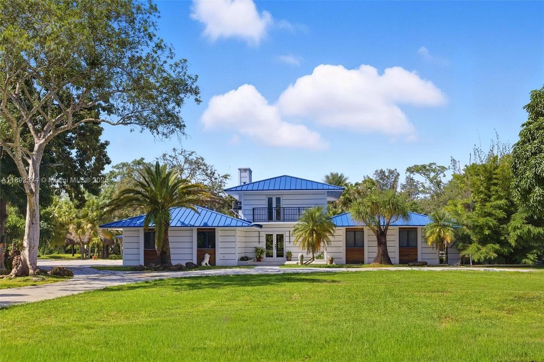 最近售出: $3,449,000 (6 贝兹, 5 浴室, 3024 平方英尺)