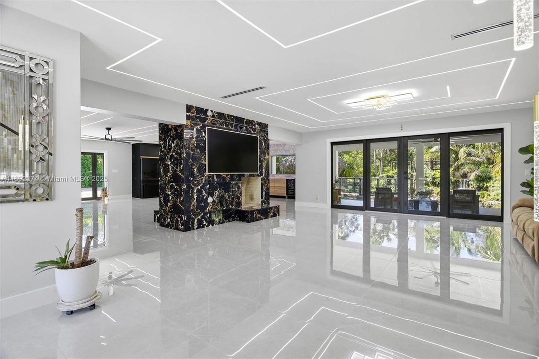 最近售出: $3,449,000 (6 贝兹, 5 浴室, 3024 平方英尺)