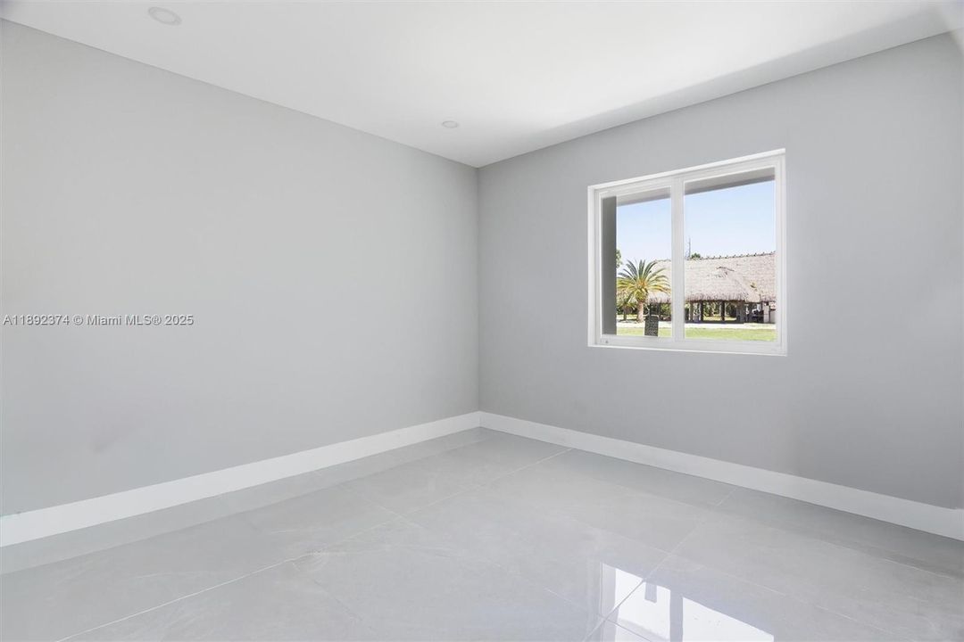 最近售出: $3,449,000 (6 贝兹, 5 浴室, 3024 平方英尺)