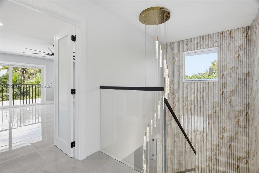 最近售出: $3,449,000 (6 贝兹, 5 浴室, 3024 平方英尺)