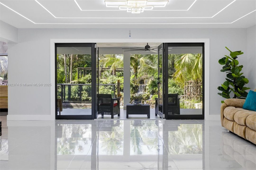 最近售出: $3,449,000 (6 贝兹, 5 浴室, 3024 平方英尺)