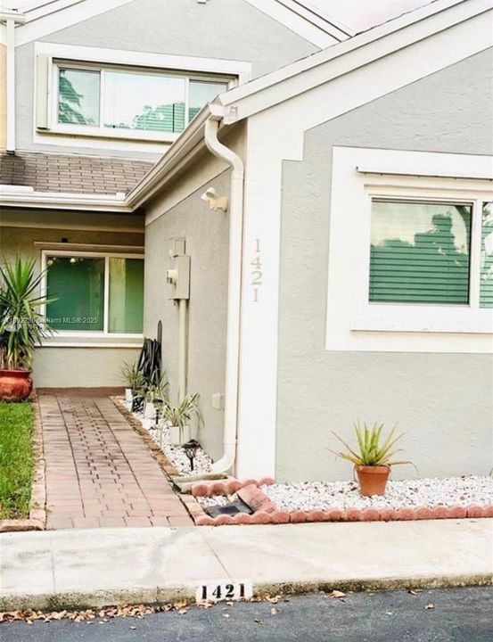 合同活跃: $3,200 (3 贝兹, 3 浴室, 1802 平方英尺)