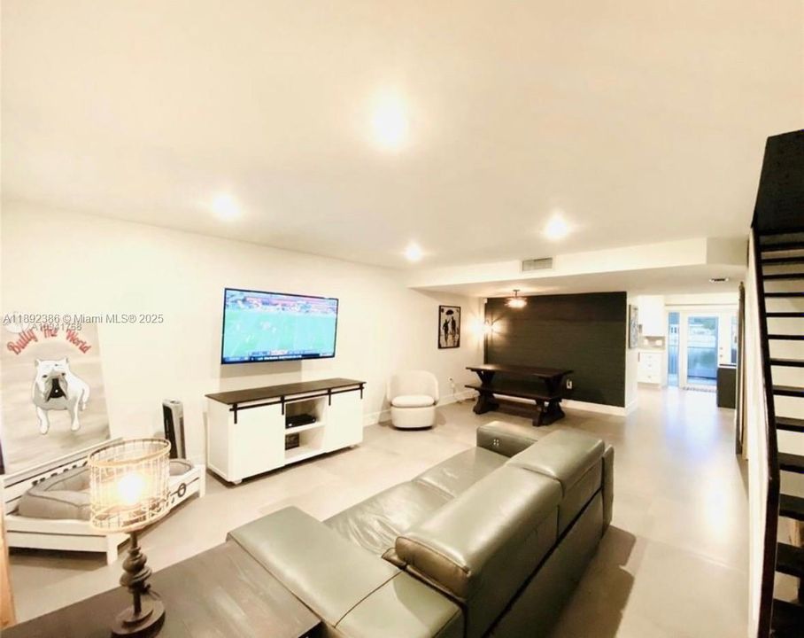 合同活跃: $3,200 (3 贝兹, 3 浴室, 1802 平方英尺)