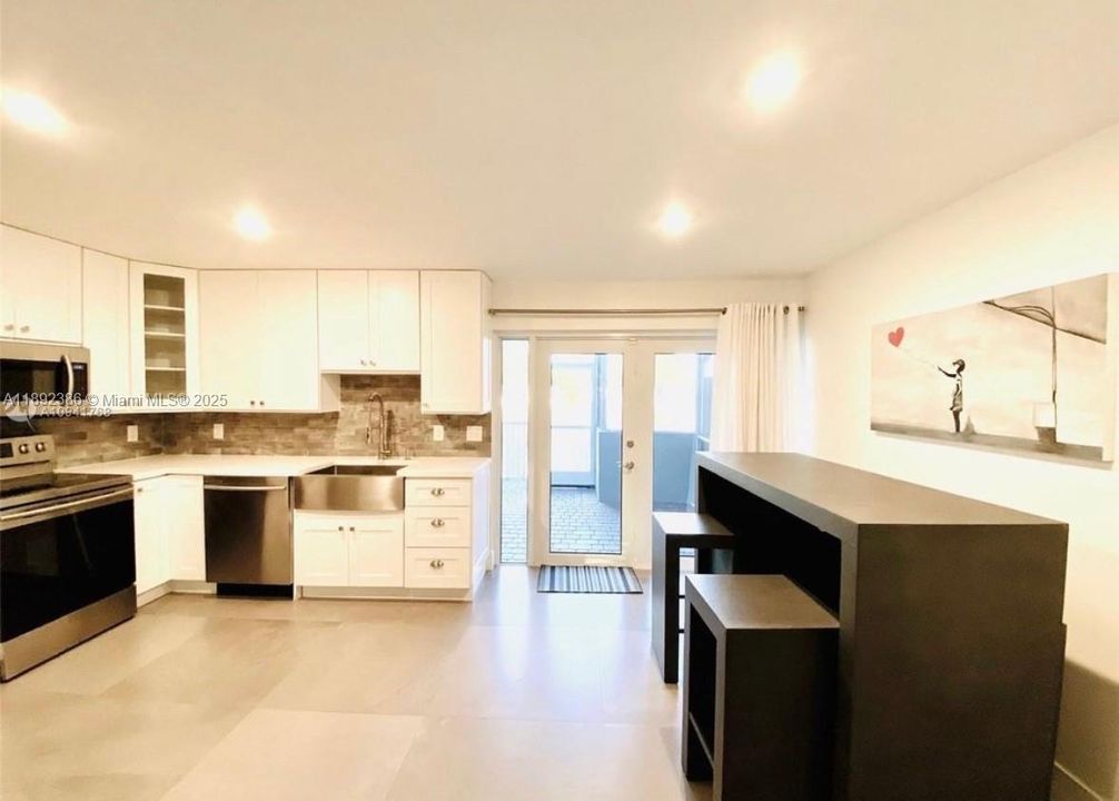 合同活跃: $3,200 (3 贝兹, 3 浴室, 1802 平方英尺)