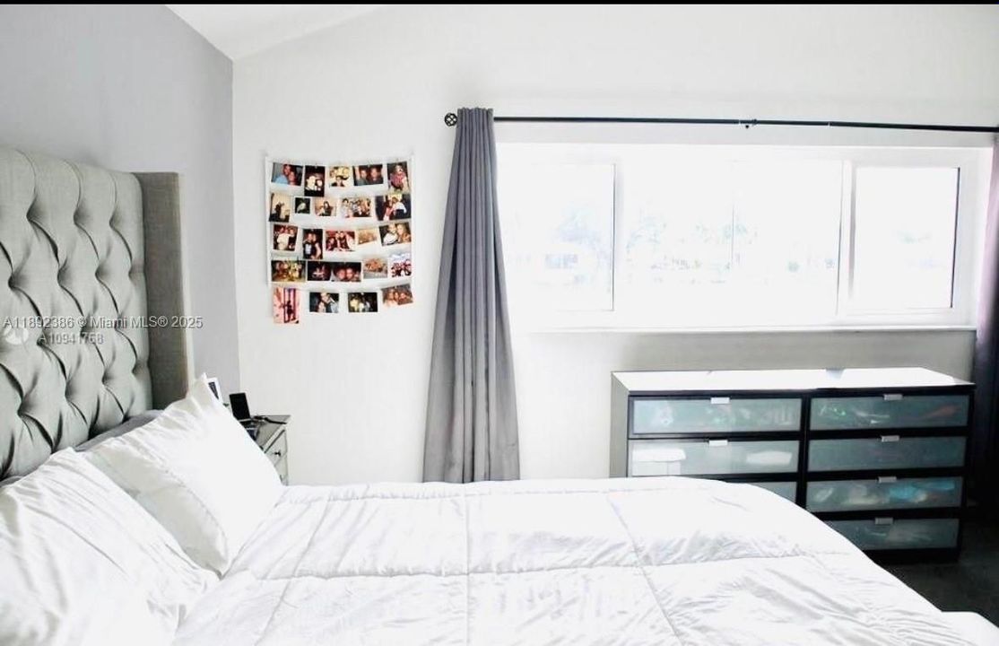 合同活跃: $3,200 (3 贝兹, 3 浴室, 1802 平方英尺)