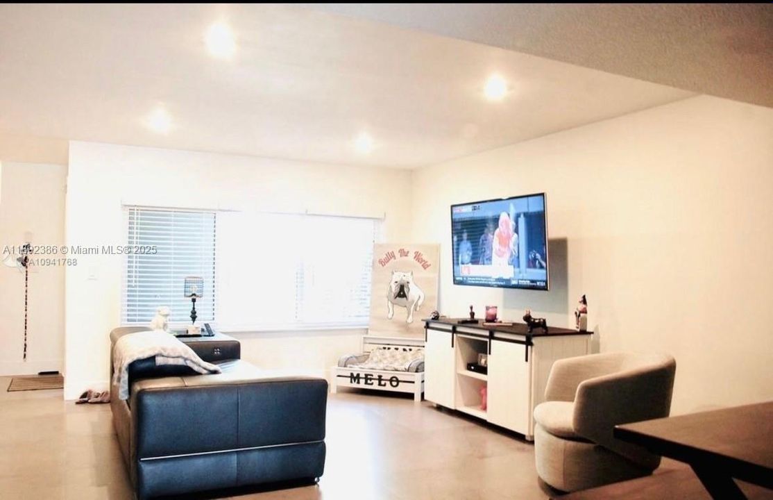 合同活跃: $3,200 (3 贝兹, 3 浴室, 1802 平方英尺)