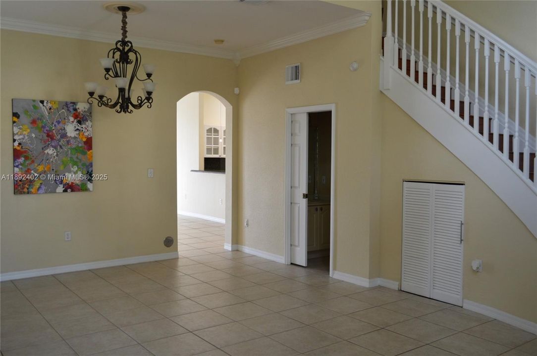 En Venta: $725,000 (4 camas, 2 baños, 2638 Pies cuadrados)