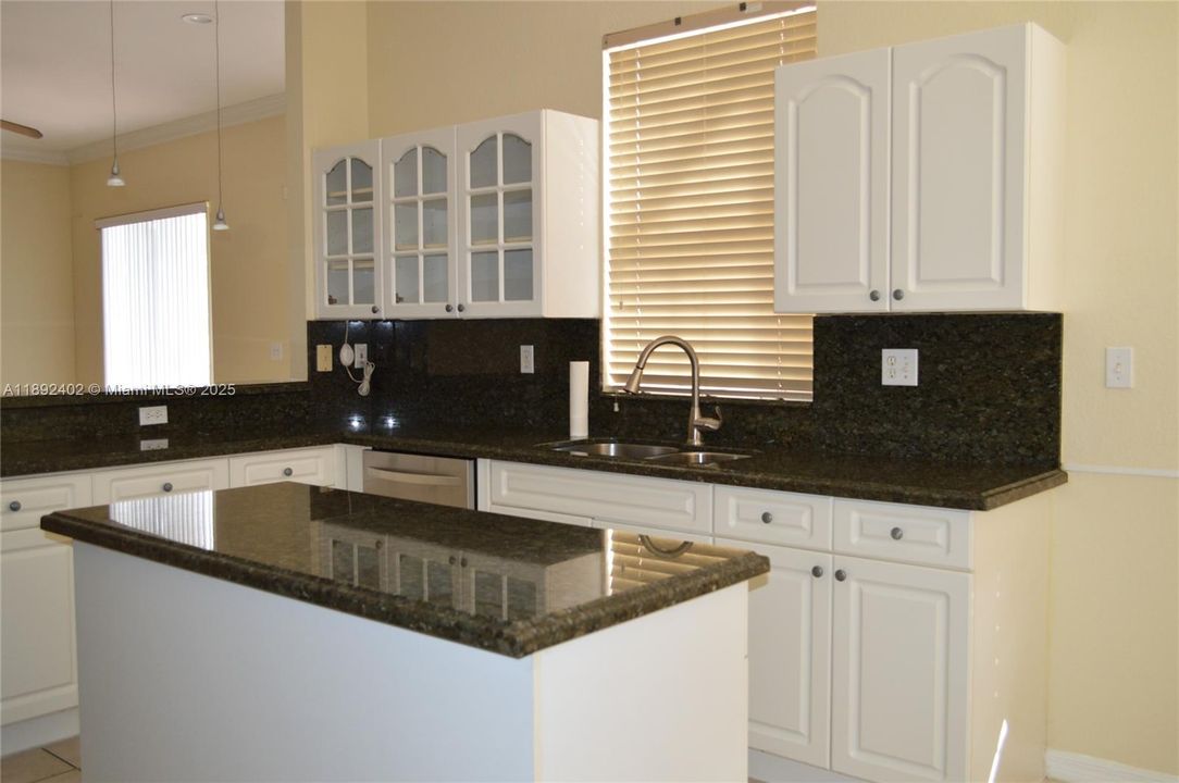 En Venta: $725,000 (4 camas, 2 baños, 2638 Pies cuadrados)