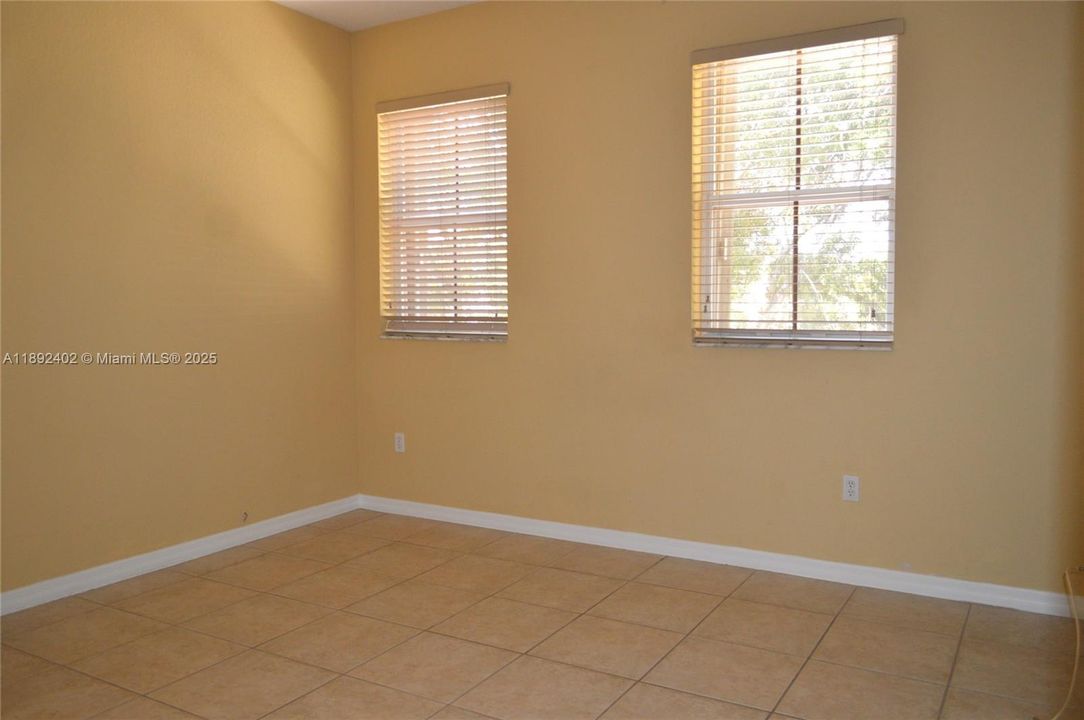 En Venta: $725,000 (4 camas, 2 baños, 2638 Pies cuadrados)