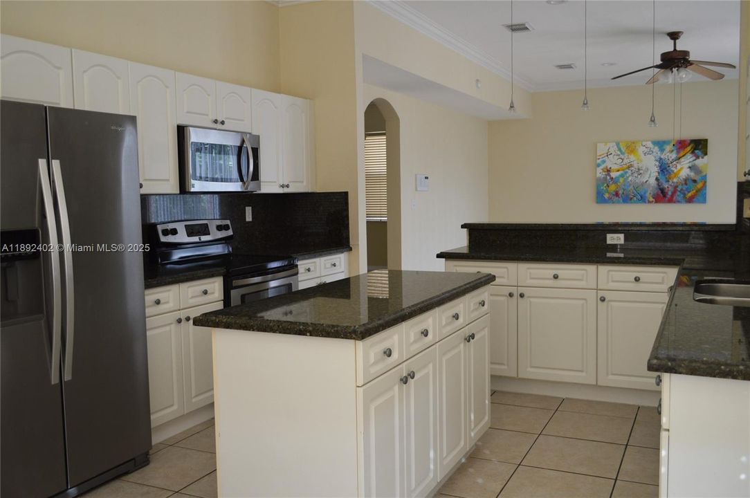 En Venta: $725,000 (4 camas, 2 baños, 2638 Pies cuadrados)