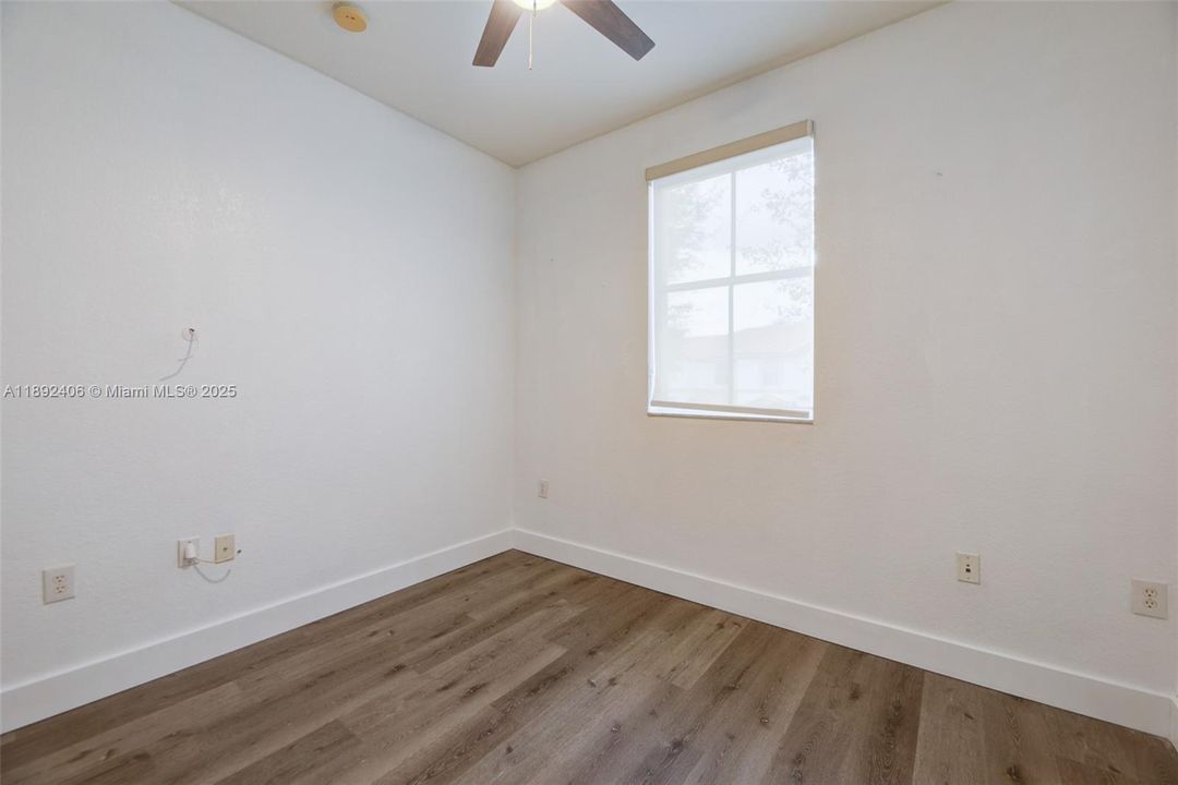 Под контрактом: $3,650 (4 спален, 2 ванн, 1894 Квадратных фут)