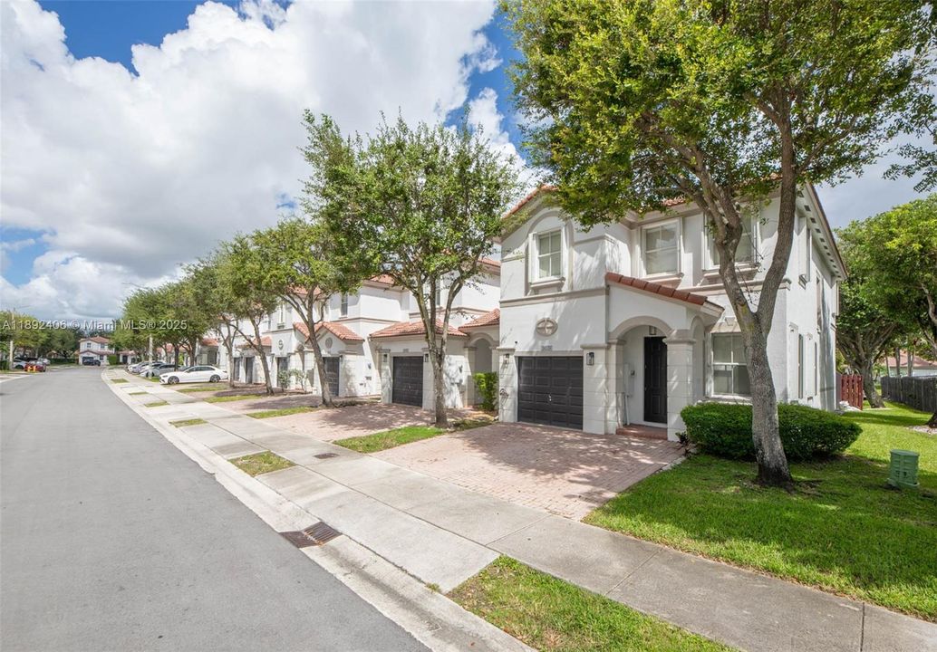 Под контрактом: $3,650 (4 спален, 2 ванн, 1894 Квадратных фут)