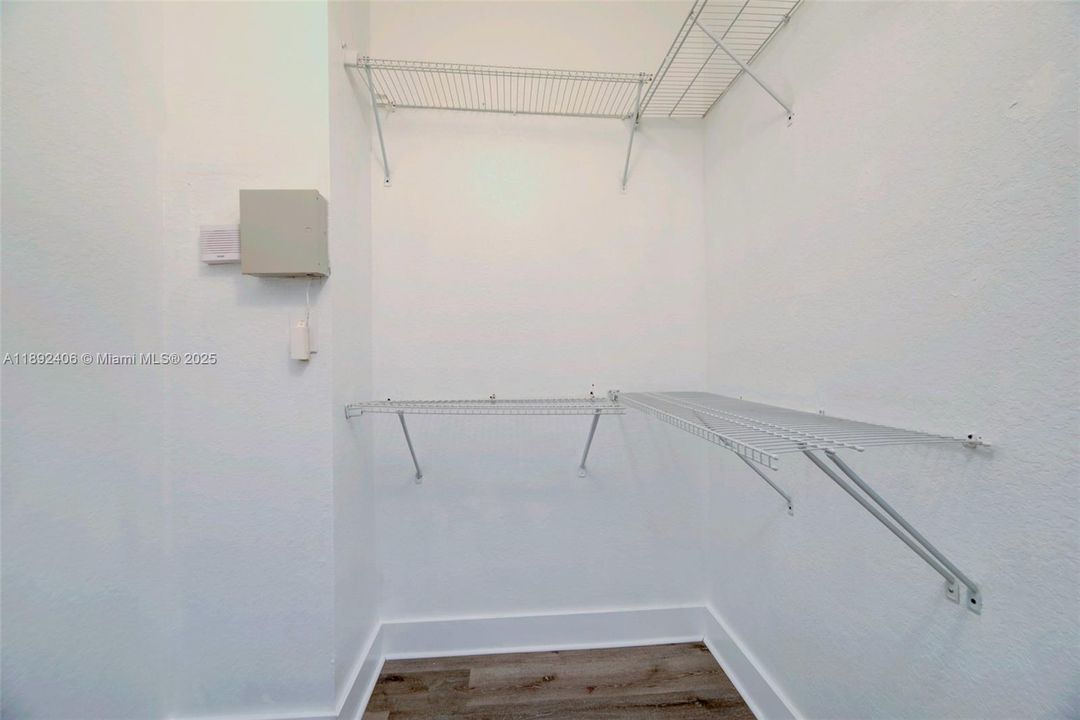 Под контрактом: $3,650 (4 спален, 2 ванн, 1894 Квадратных фут)