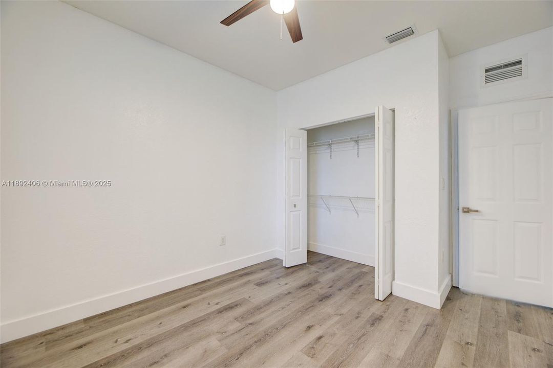 Под контрактом: $3,650 (4 спален, 2 ванн, 1894 Квадратных фут)