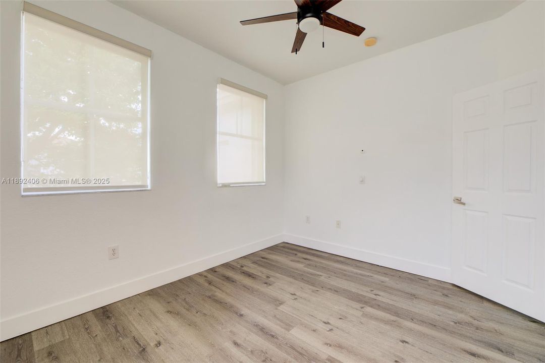 Под контрактом: $3,650 (4 спален, 2 ванн, 1894 Квадратных фут)