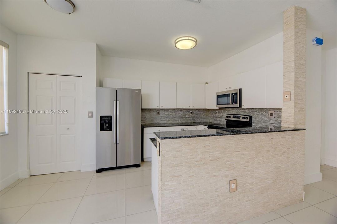 Под контрактом: $3,650 (4 спален, 2 ванн, 1894 Квадратных фут)