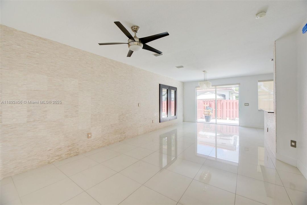 Под контрактом: $3,650 (4 спален, 2 ванн, 1894 Квадратных фут)