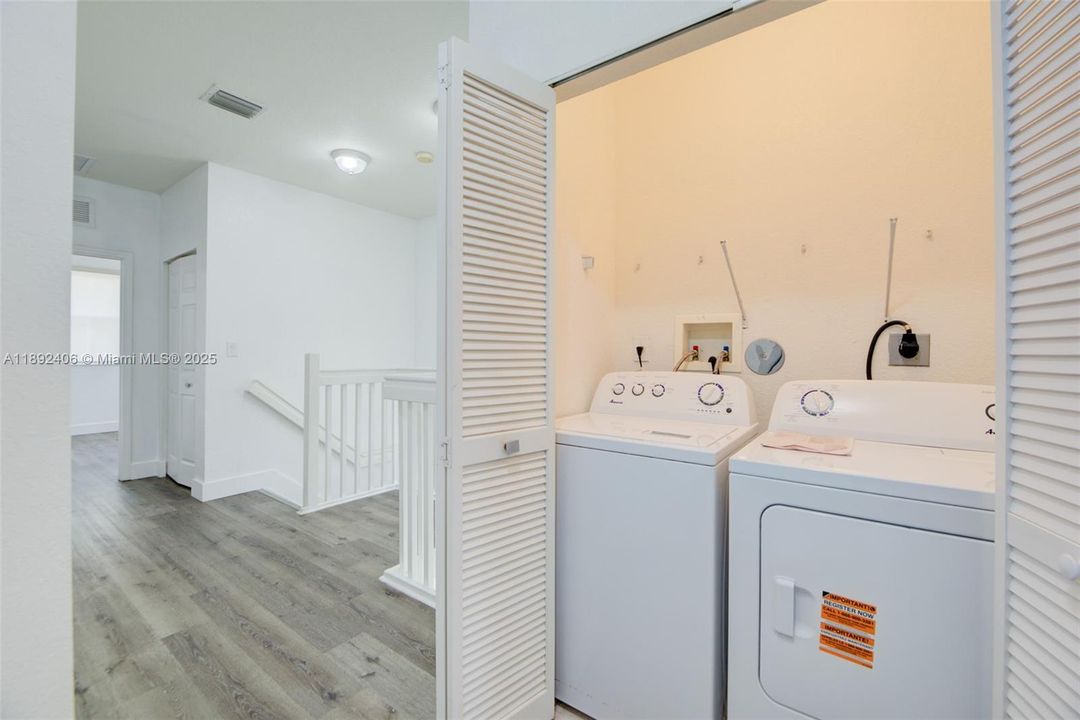 Под контрактом: $3,650 (4 спален, 2 ванн, 1894 Квадратных фут)