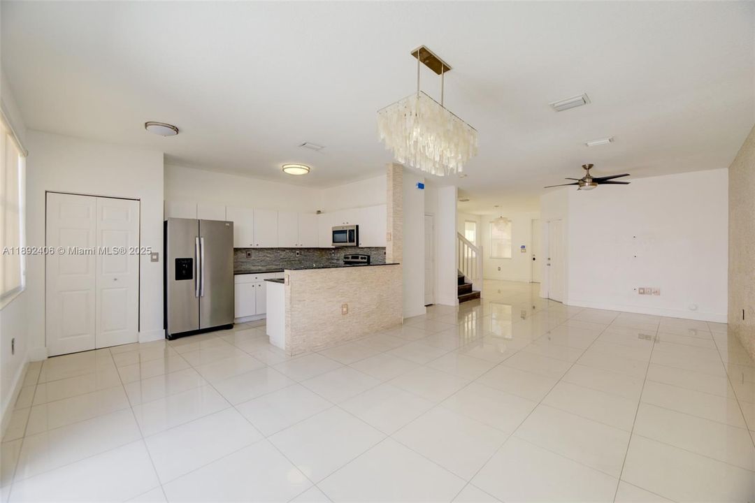 Под контрактом: $3,650 (4 спален, 2 ванн, 1894 Квадратных фут)