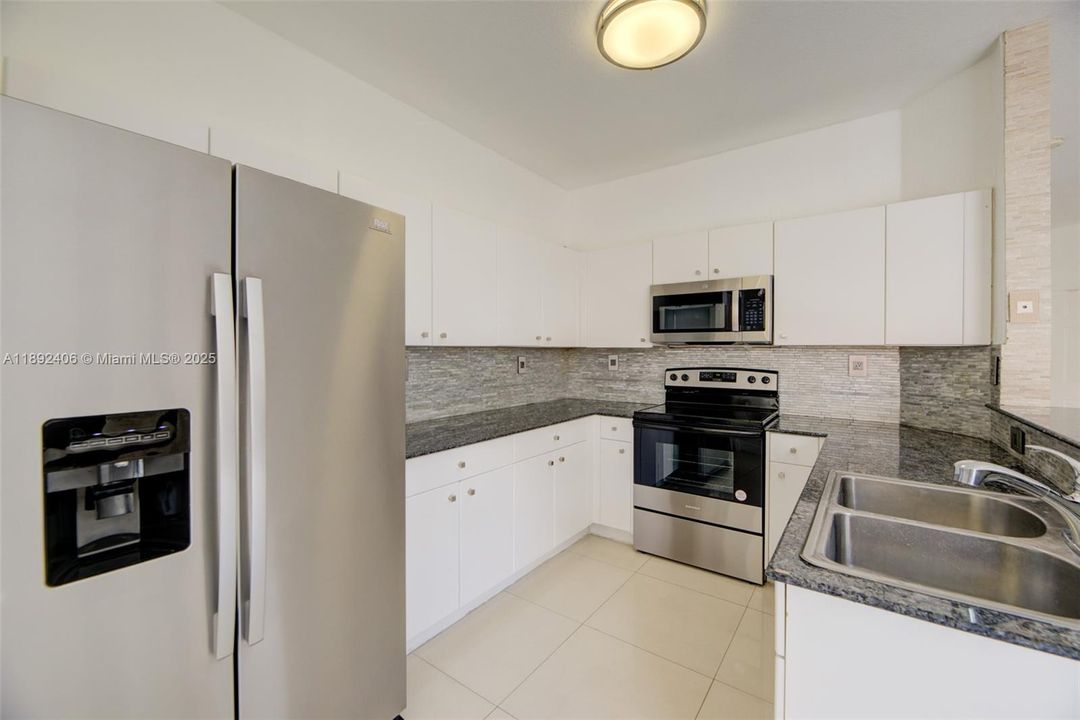 Под контрактом: $3,650 (4 спален, 2 ванн, 1894 Квадратных фут)