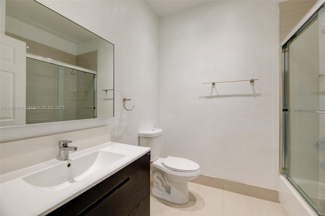 Под контрактом: $3,650 (4 спален, 2 ванн, 1894 Квадратных фут)