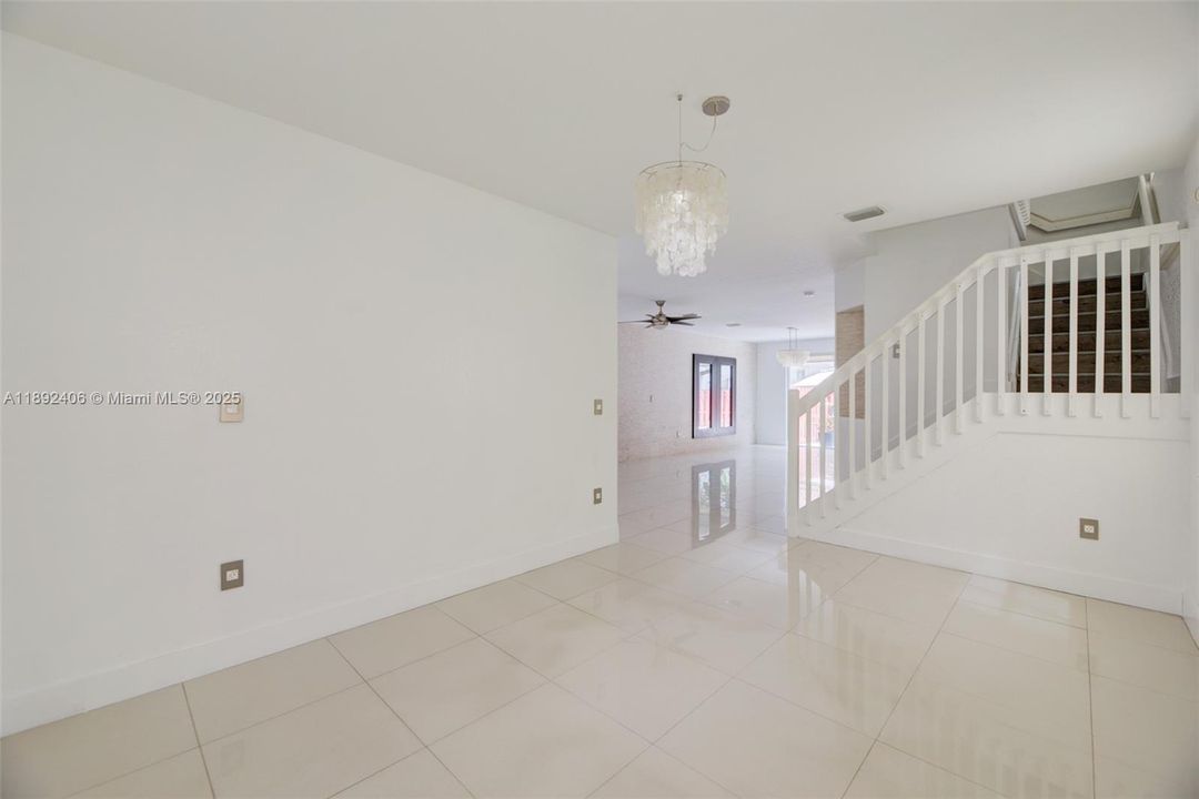 Под контрактом: $3,650 (4 спален, 2 ванн, 1894 Квадратных фут)