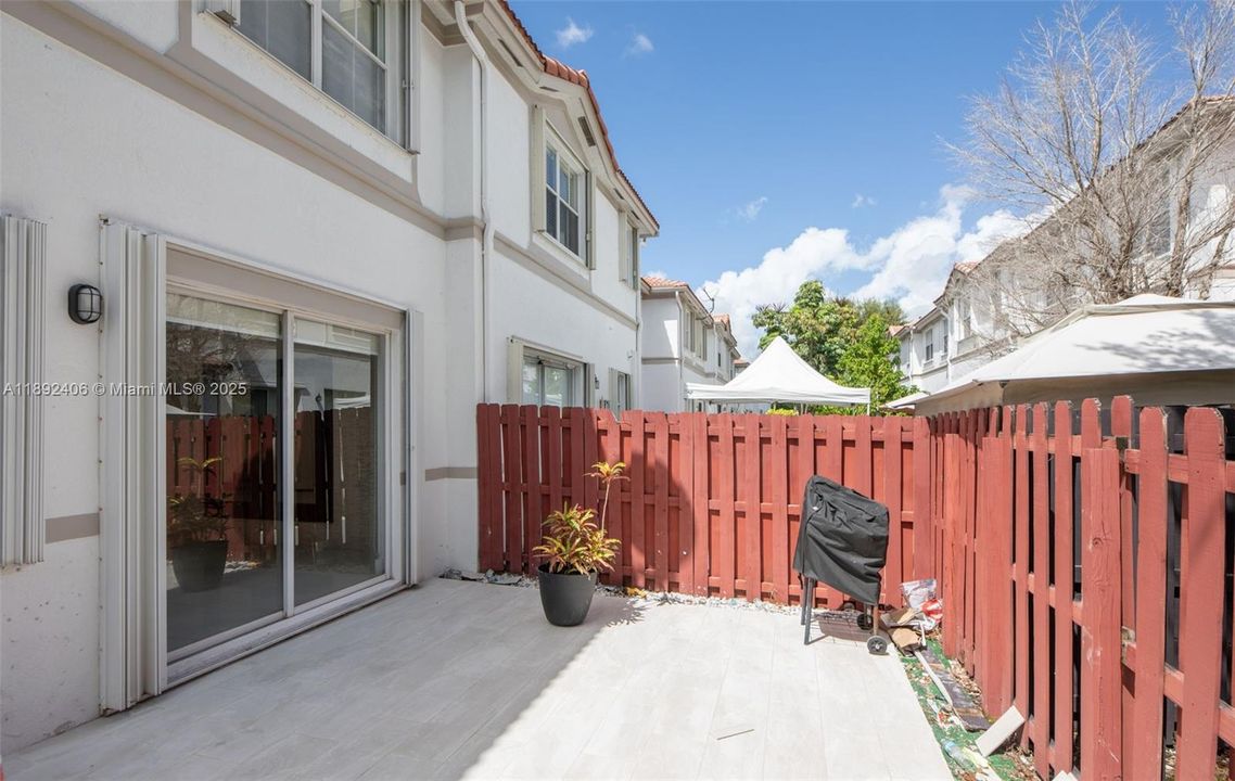 Под контрактом: $3,650 (4 спален, 2 ванн, 1894 Квадратных фут)