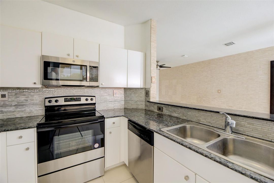 Под контрактом: $3,650 (4 спален, 2 ванн, 1894 Квадратных фут)