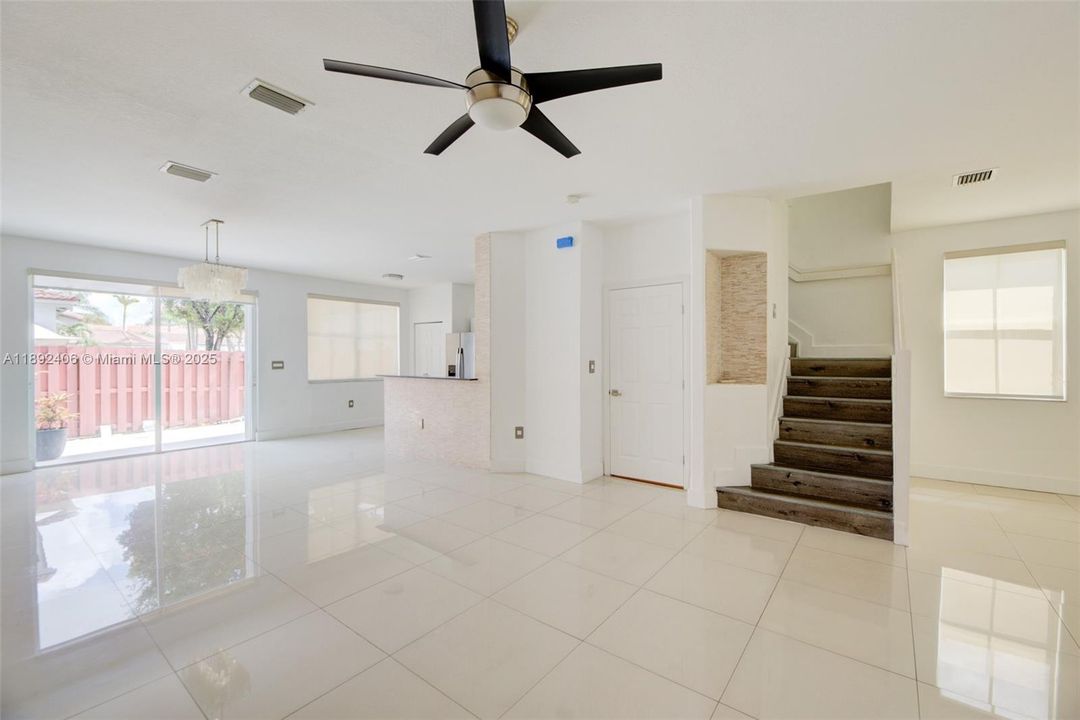 Под контрактом: $3,650 (4 спален, 2 ванн, 1894 Квадратных фут)