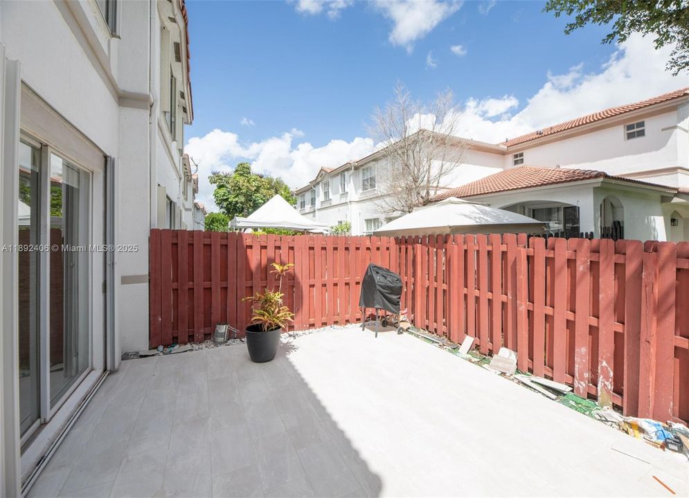 Под контрактом: $3,650 (4 спален, 2 ванн, 1894 Квадратных фут)