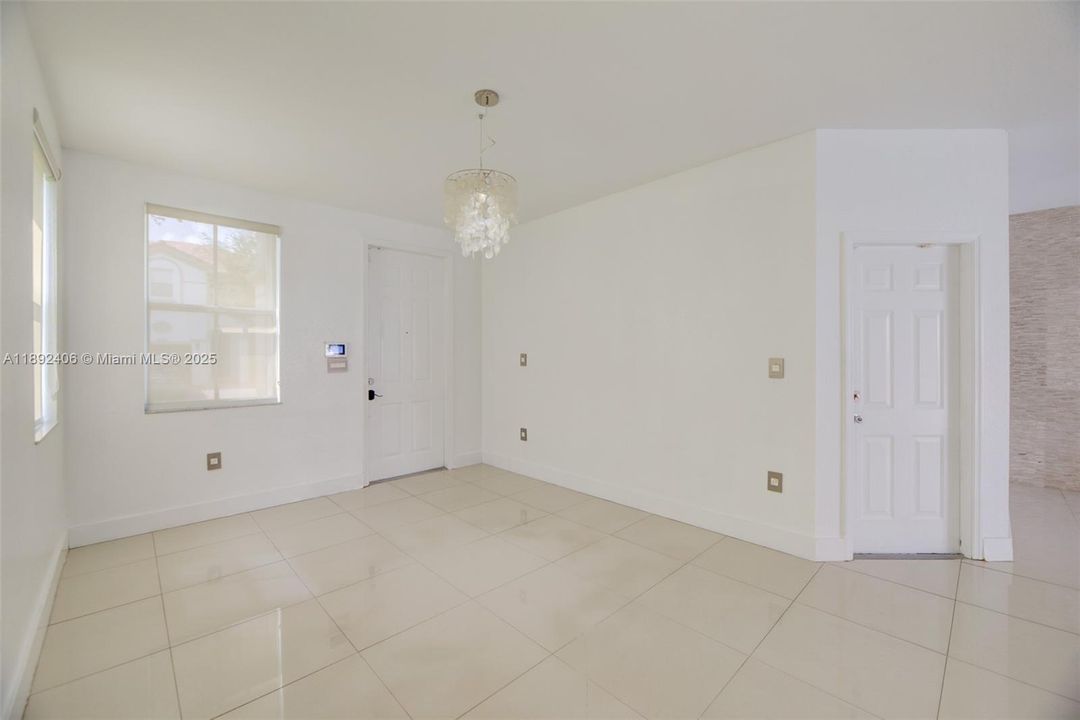 Под контрактом: $3,650 (4 спален, 2 ванн, 1894 Квадратных фут)